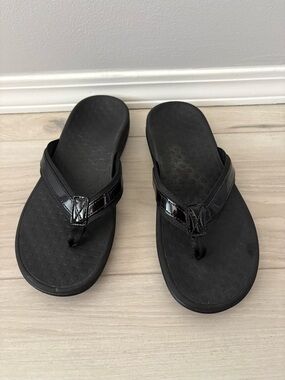 Vionic Black Patent Leather Thong Sandals